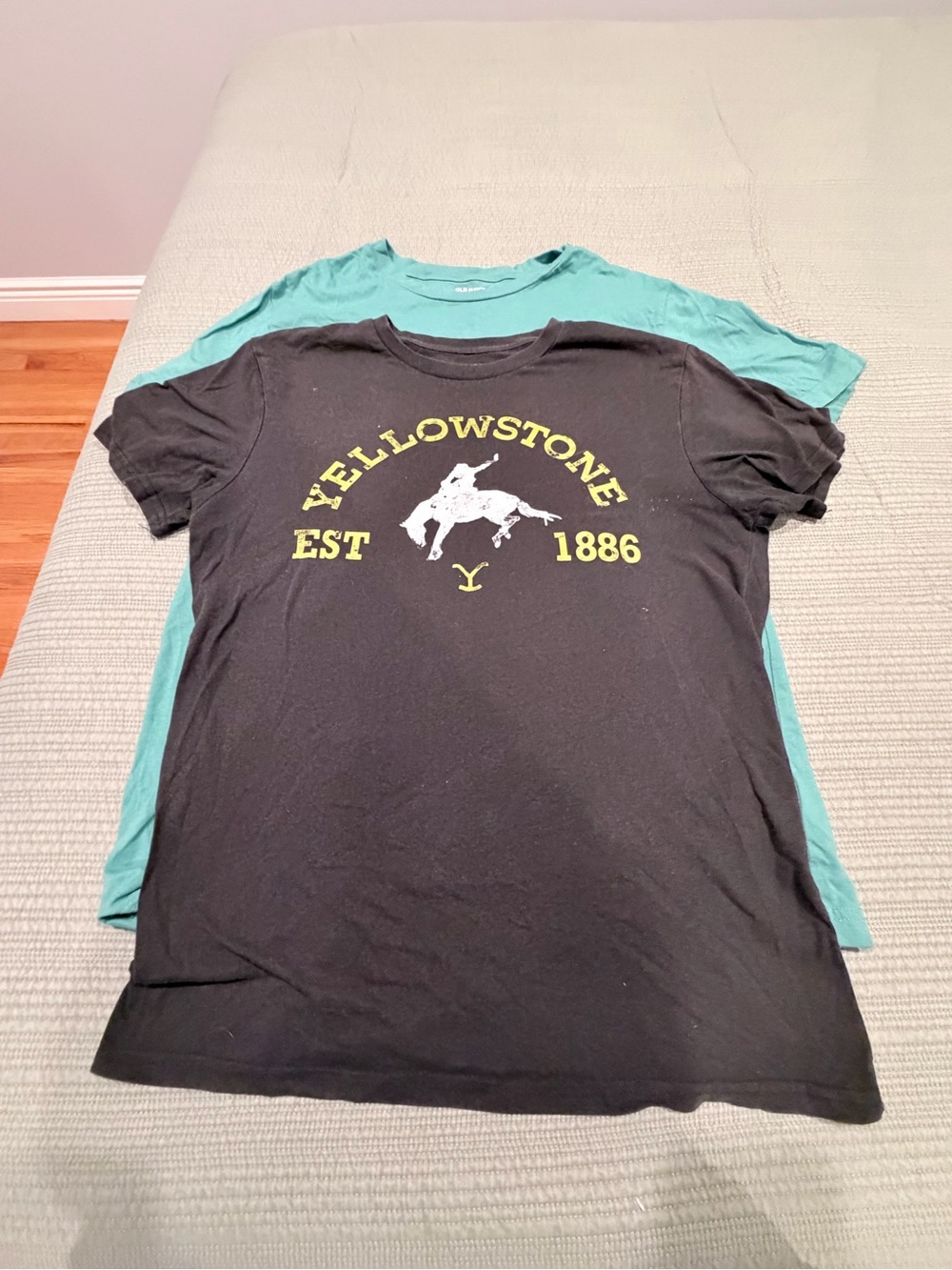 Men’s Medium T-Shirt Bundle Old Navy Yellowstone Aeropostale Sonoma 4 Shirts - Picture 4 of 9